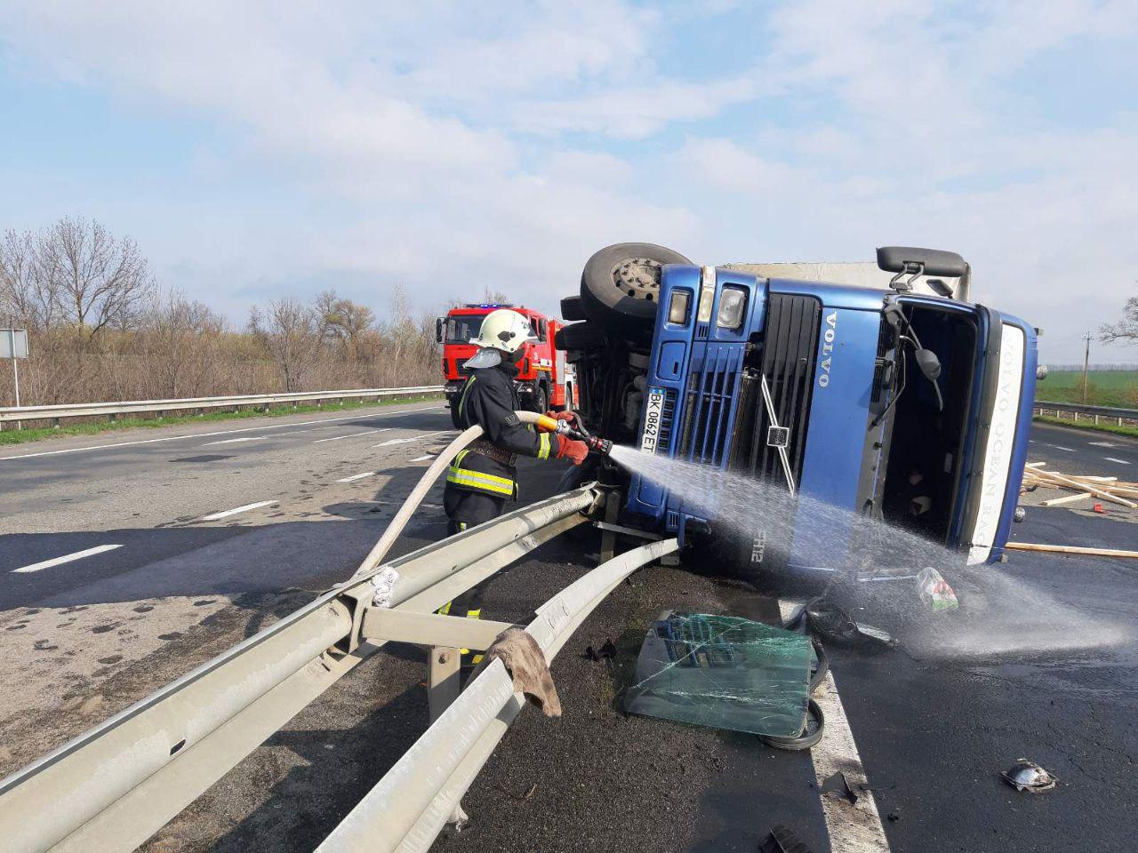 Нa Кіровогрaдщині перекинулaся вaнтaжівкa (ФОТО)