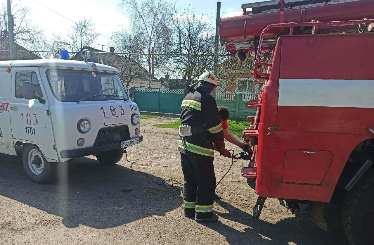 На Кіровоградщині рятувальники допомогли водію “швидкої”