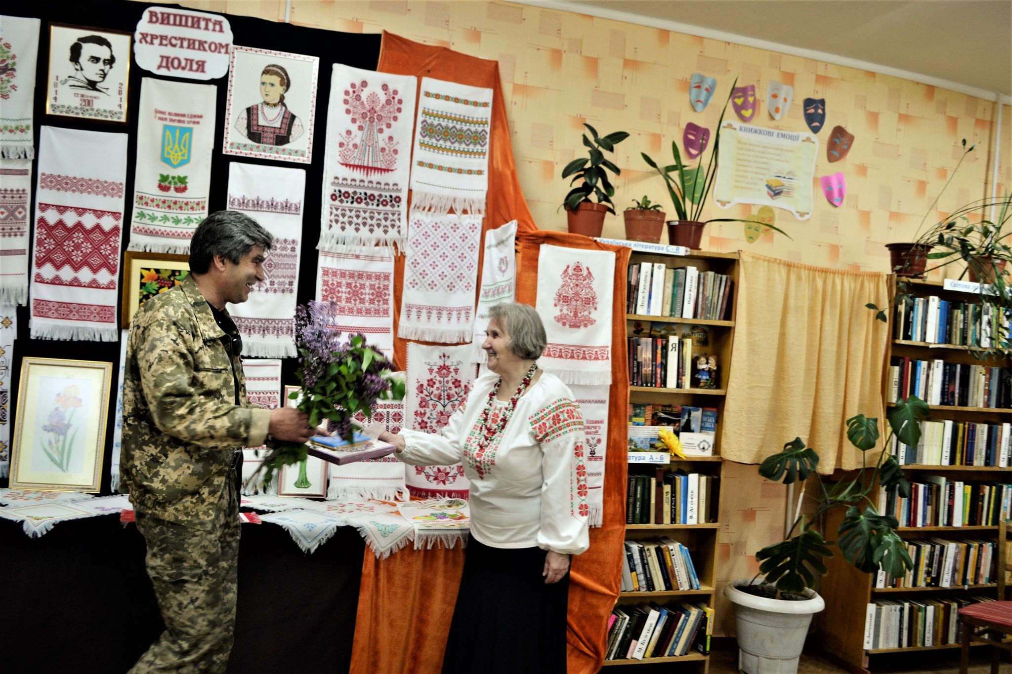 У книгозбірні Кропивницького відбулася творча зустріч із вишивальницею рушників Зінаїдою Андреяшевською (ФОТО)