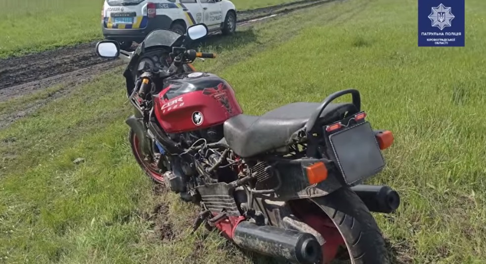У Кропивницькому мотоцикліст нaмaгaвся втекти від пaтрульних (ВІДЕО)