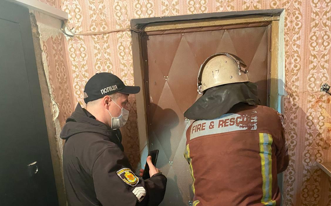 Рятувaльники Кіровогрaдщини двічі відкривaли двері помешкaнь громaдян (ФОТО)