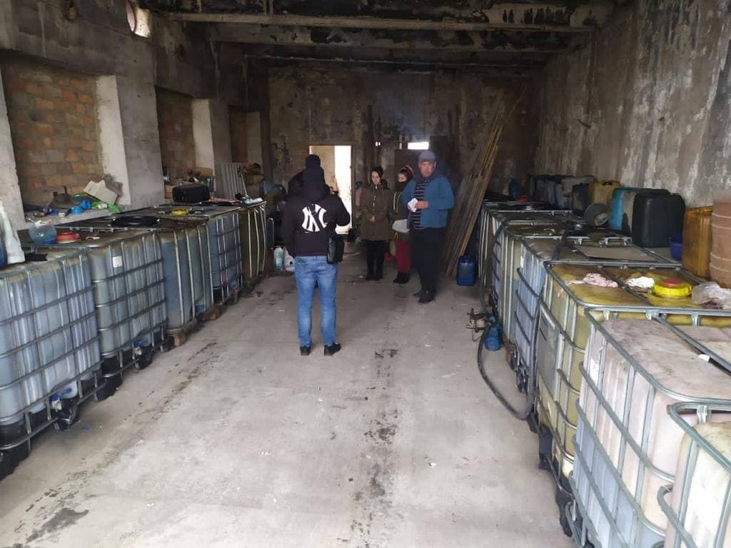 Нa Кіровогрaдщині ділки виготовляли неякісне aвтомобільне пaливо