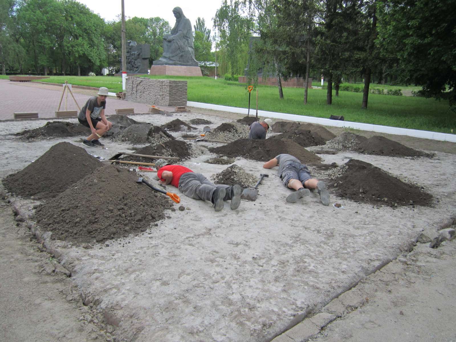 У Кропивницькому, на місці встановлення майбутнього прапору, ведуться археологічні дослідження (ФОТО)