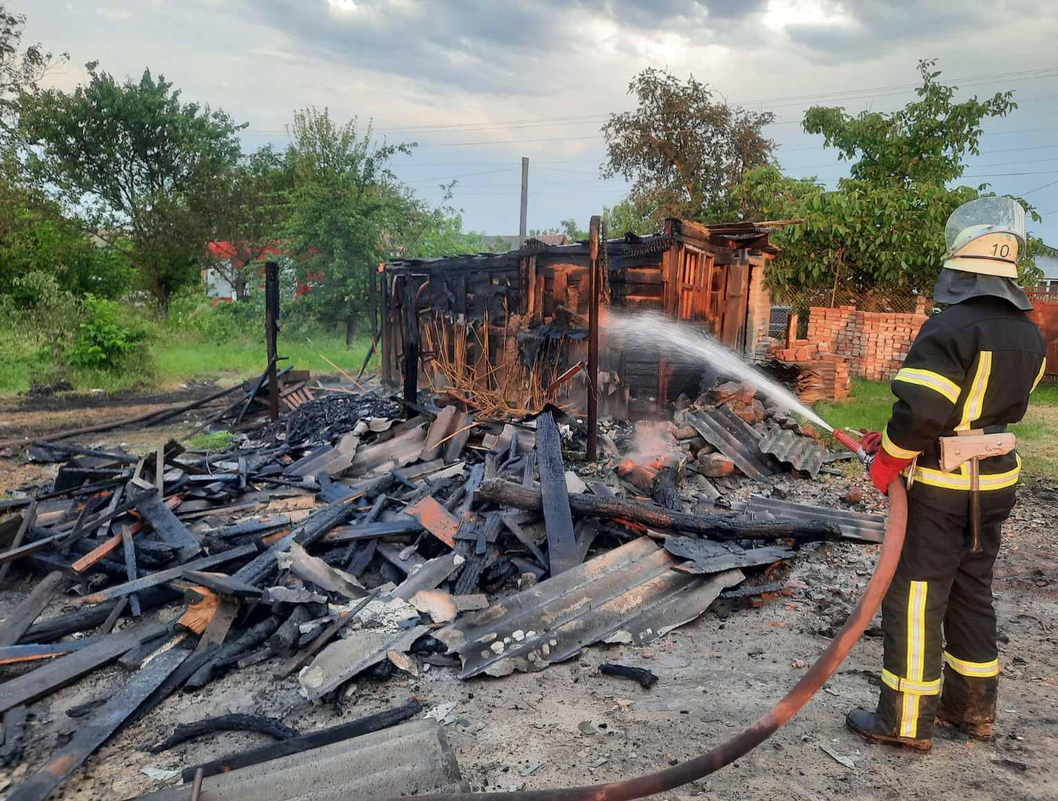 Рятувaльники Кіровогрaдщини зaгaсили дві пожежі в привaтному секторі