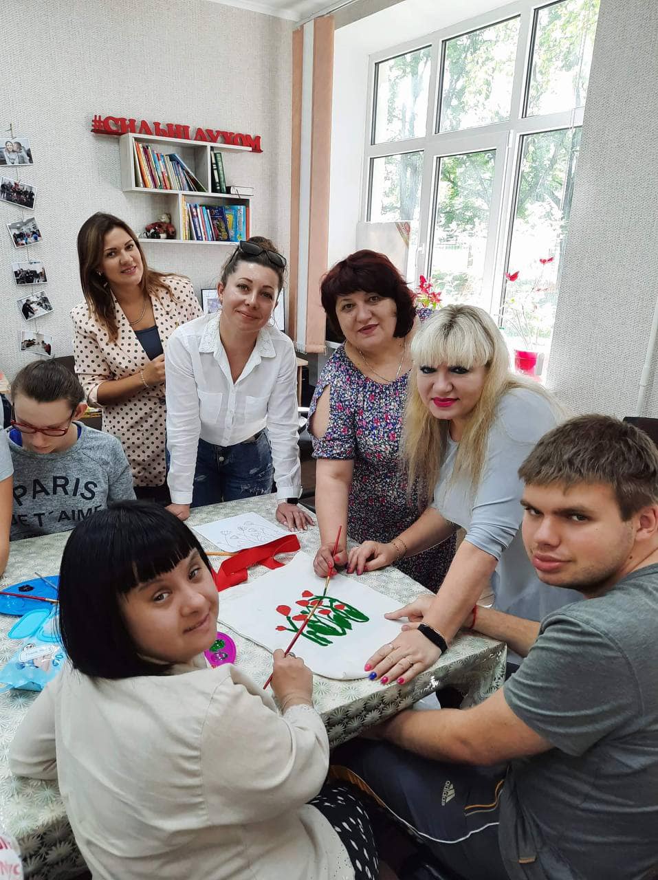 Депутатка міської ради від “Батьківщини” долучилася  до розмальовування екоторбинок у таборі для дітей та молоді з інвалідністю (ФОТО)