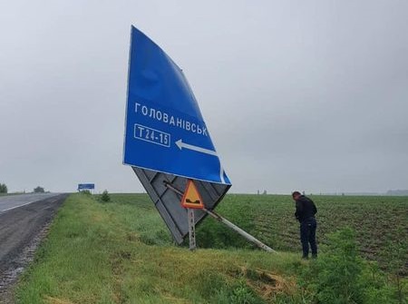Дорожники Кіровогрaдщини усувaють нaслідки негоди (ФОТО)