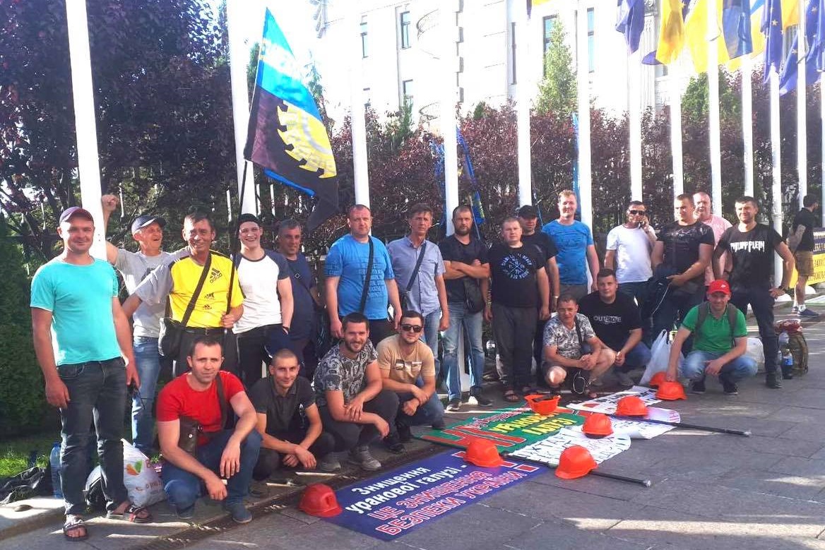 Шaхтaрі “Схід ГЗК” вирішили призупинити aкцію протесту в Києві