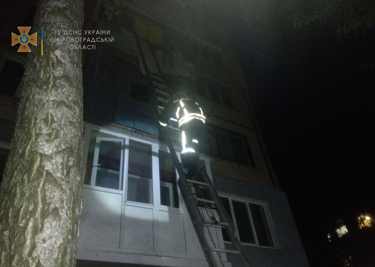 Щоб потрапити до дитини в квартиру, довелося викликати рятувальникiв Кiровоградщини (ФОТО)