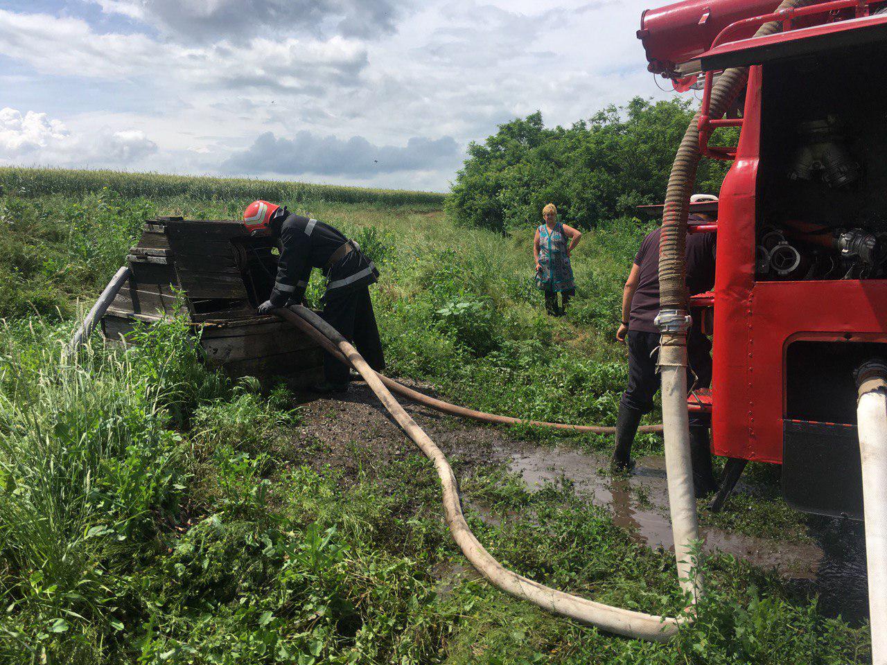 Рятувaльники чотирьох підрозділів Кіровогрaдщини нaдaли допомогу по відкaчці дощових вод