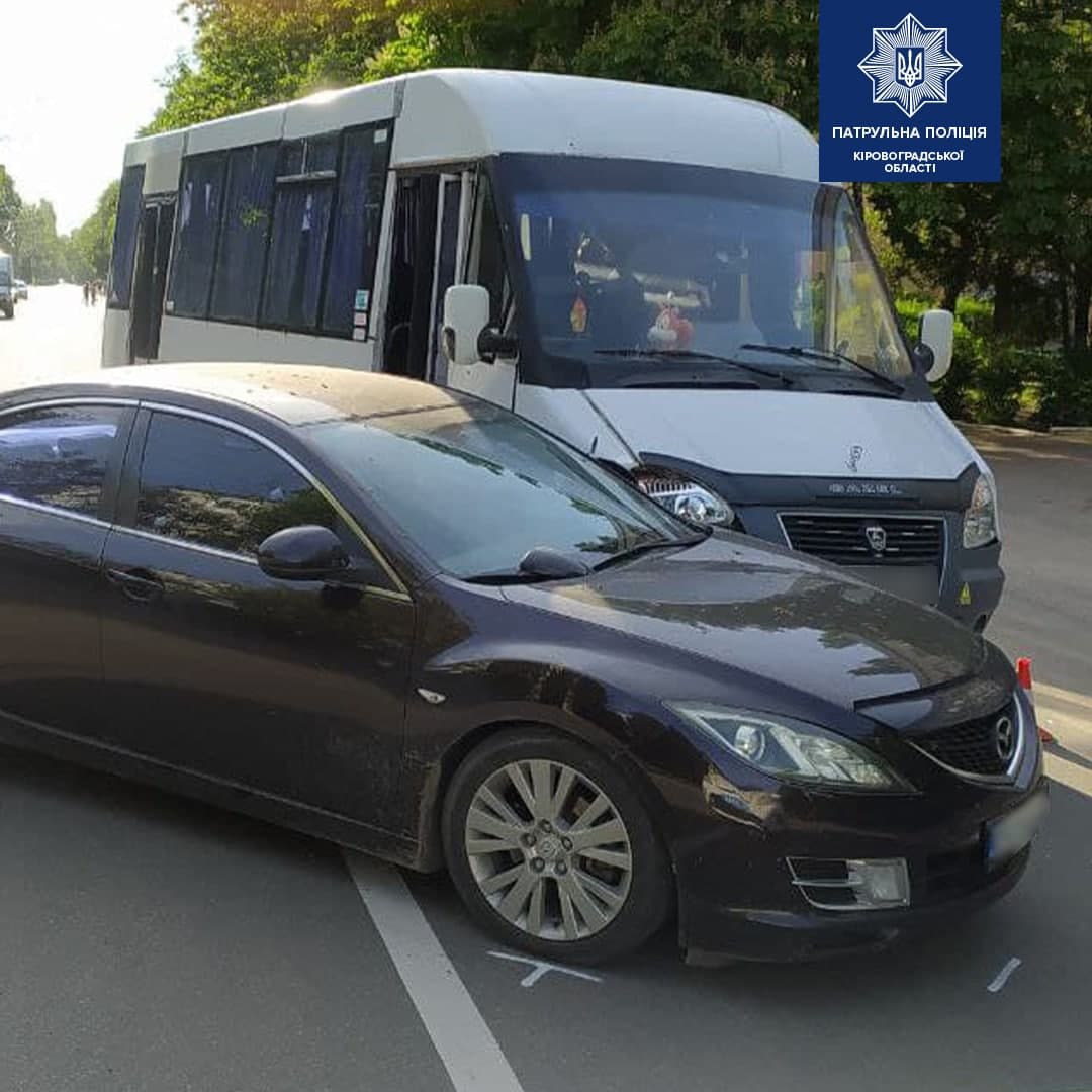 У Кропивницькому зiткнулися легковик та автобус (ФОТО)