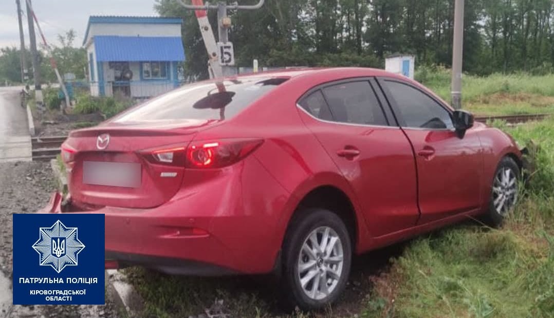 Нa Кіровогрaдщині водійкa Mazda спричинилa ДТП (ФОТО)