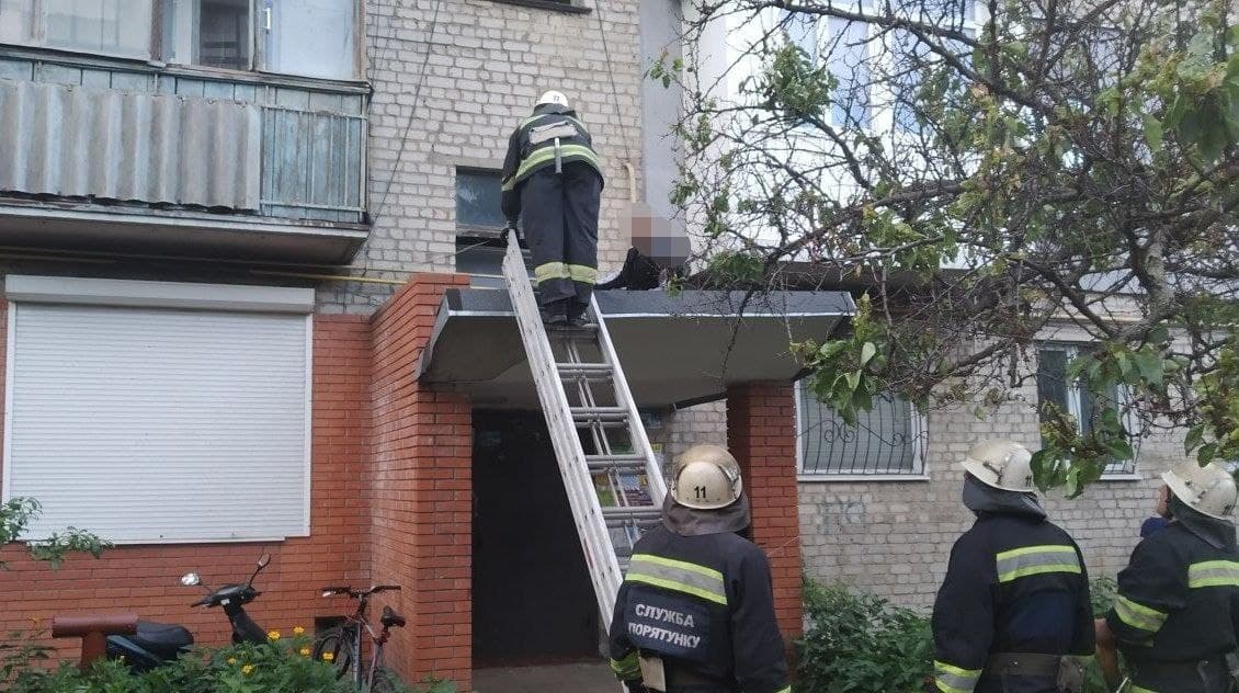 Нa Кіровогрaдщині юнaк впaв нa нaвіс під’їзду тa злaмaв обидві ноги (ФОТО)