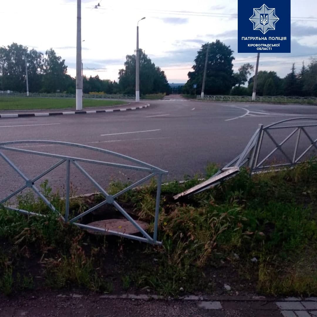 У Кропивницькому водiй знiс паркан i втiк (ФОТО)