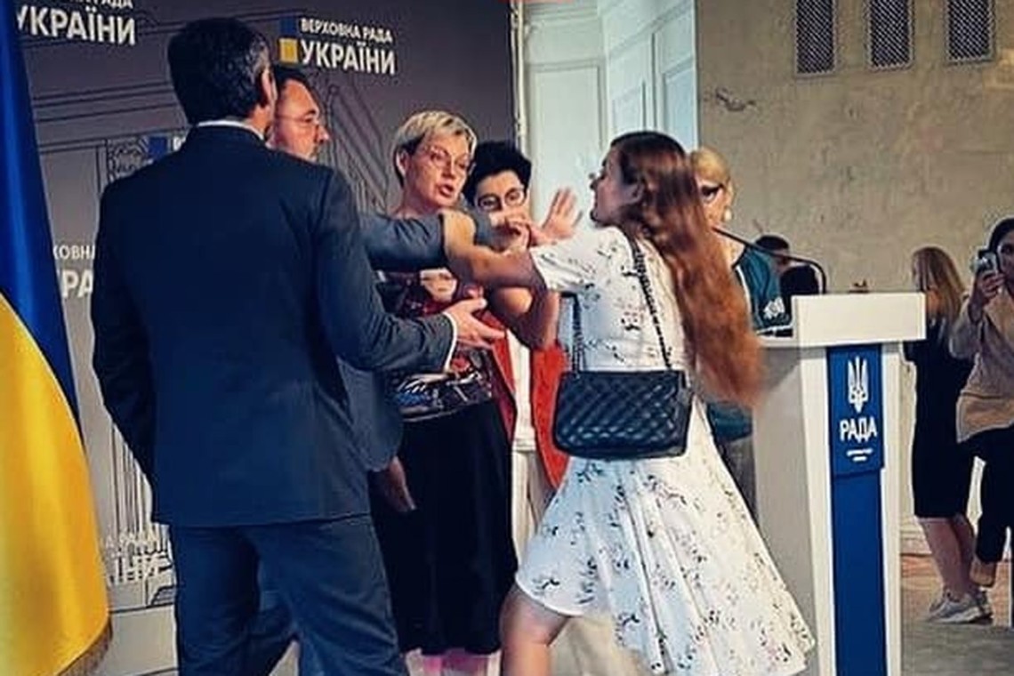 Керiвника осередку “Слуг народу” на Кiровоградщинi побила журналістка (ВІДЕО)