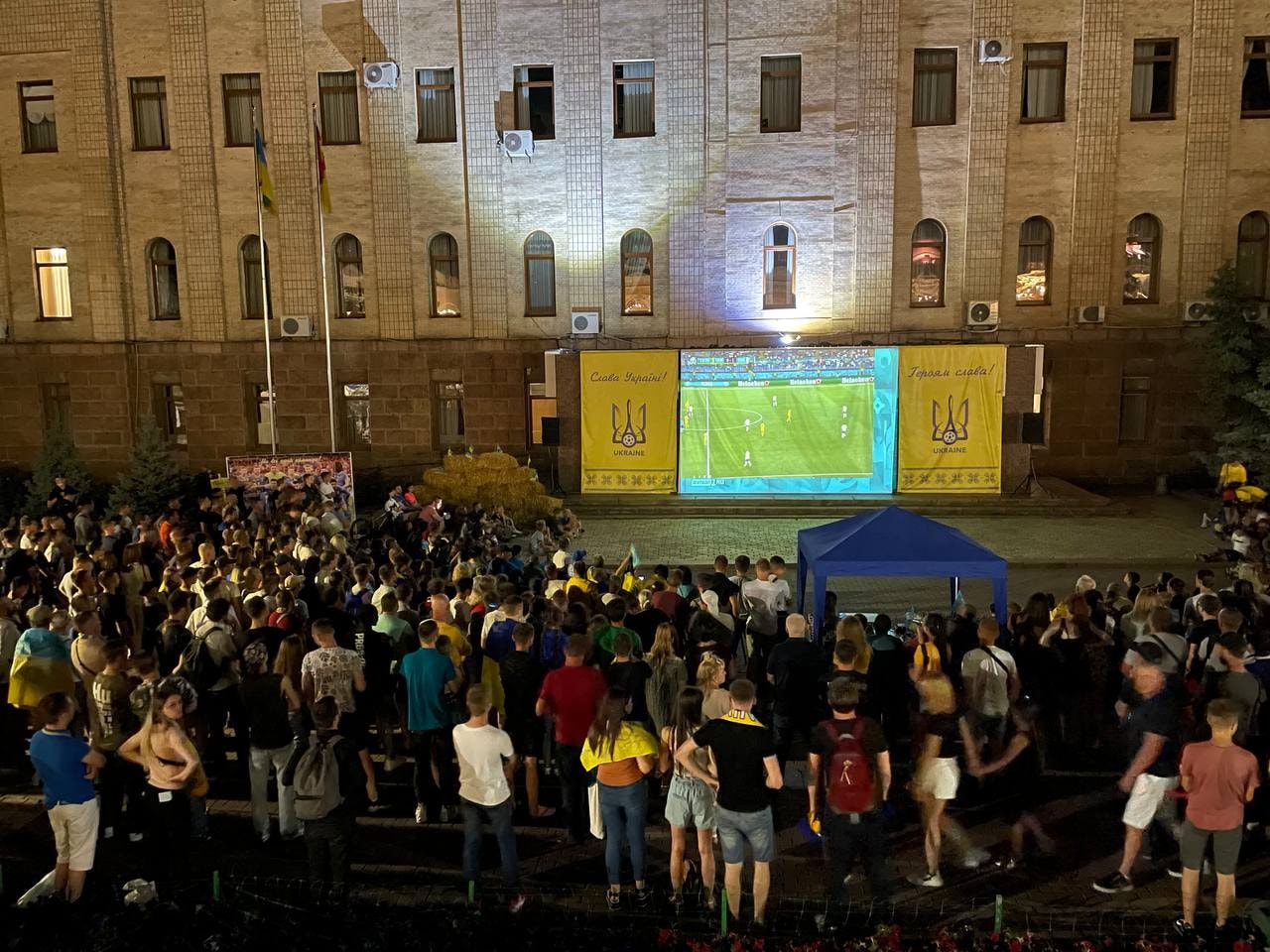 Кількасот містян у Кропивницькому зібралися подивитися футбол (ФОТО)