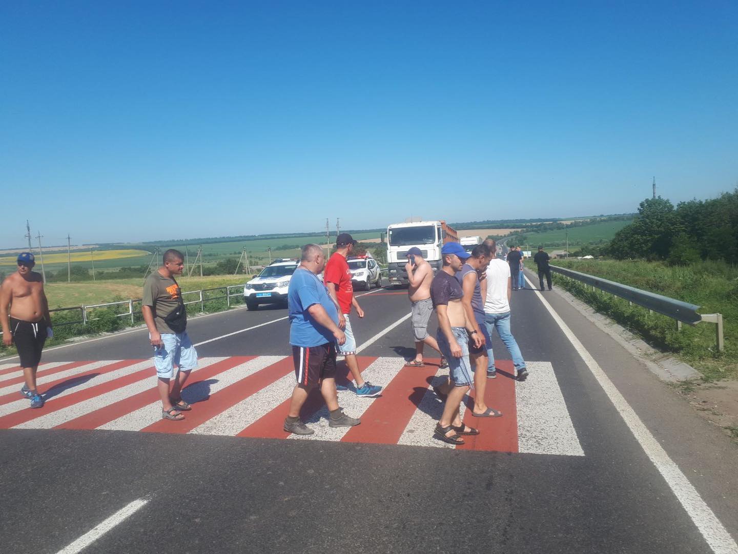 Гірники трьох шахт “Схід ГЗК” продовжують протест під палючим сонцем (ФОТО)