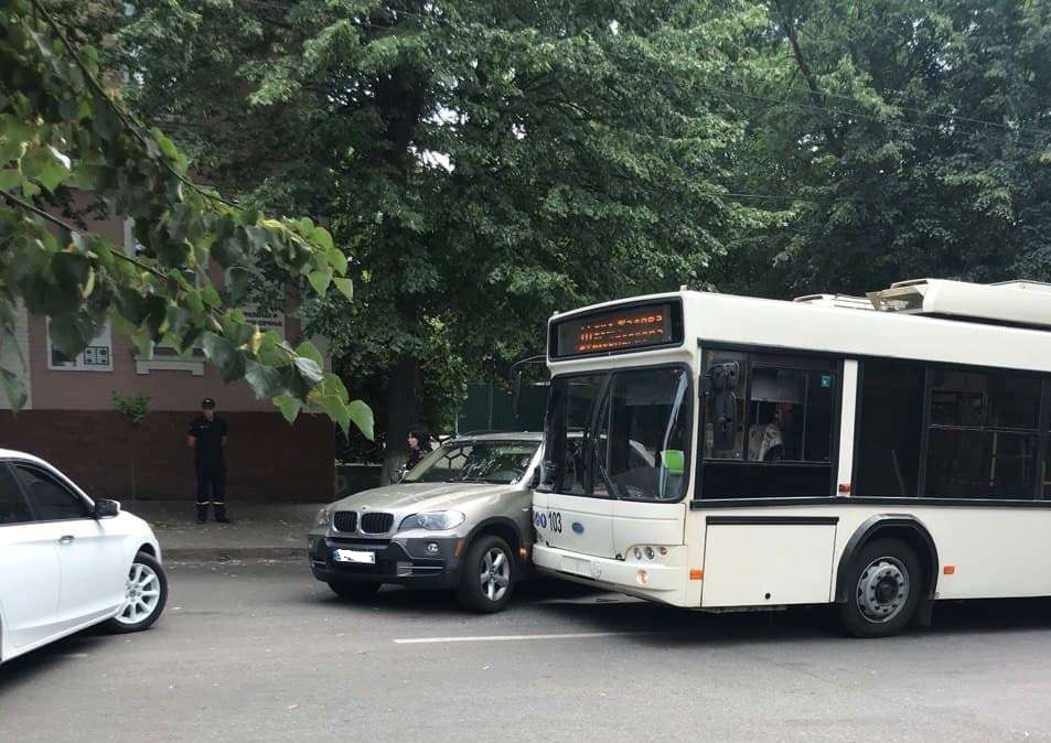 У Кропивницькому автомобіль BMW врiзався у тролейбус