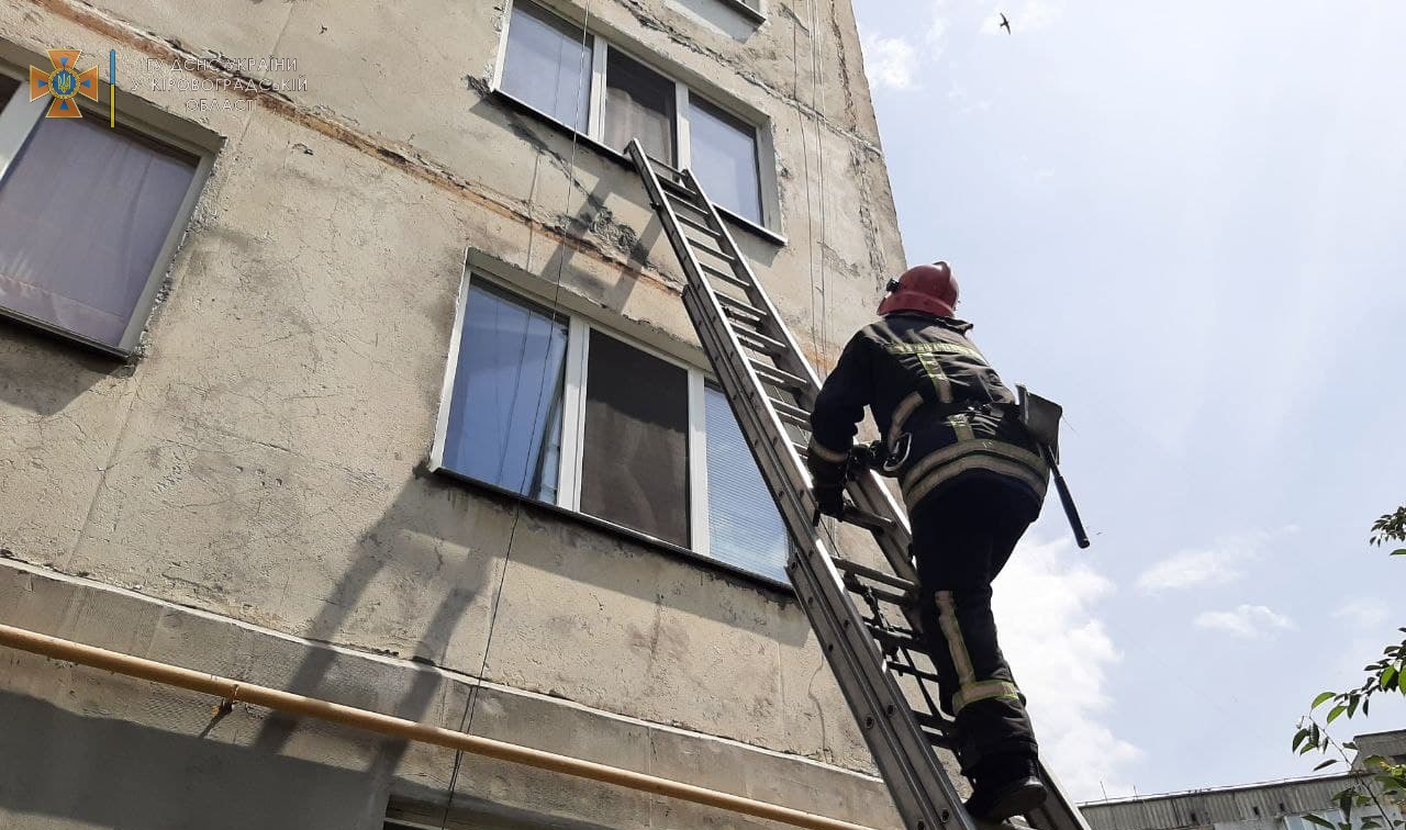 У Кропивницькому пенсіонеркa вийшлa з дому, a ключі зaбулa