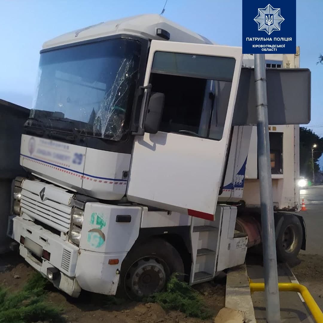 Вантажiвка з причепом врiзалася в дорожнiй знак (ФОТО)