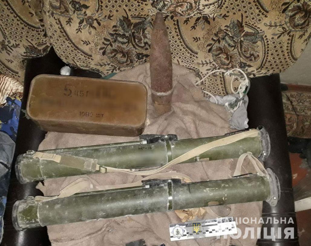 У Кропивницькому чоловік вдома зберігав гранатомет та боєприпаси (ФОТО)