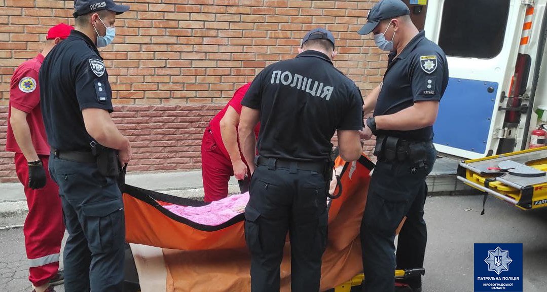У Кропивницькому правоохоронці допомогли бабусі, якій раптово стало зле (ФОТО)