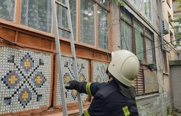 У Кропивницькому рятувальники відкрили двері квартири, в якій жінка потребувала допомоги
