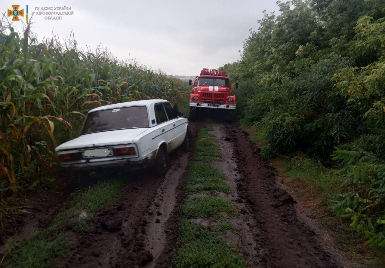 На Кіровоградщині легковик застряг у багнюці в полі (ФОТО)