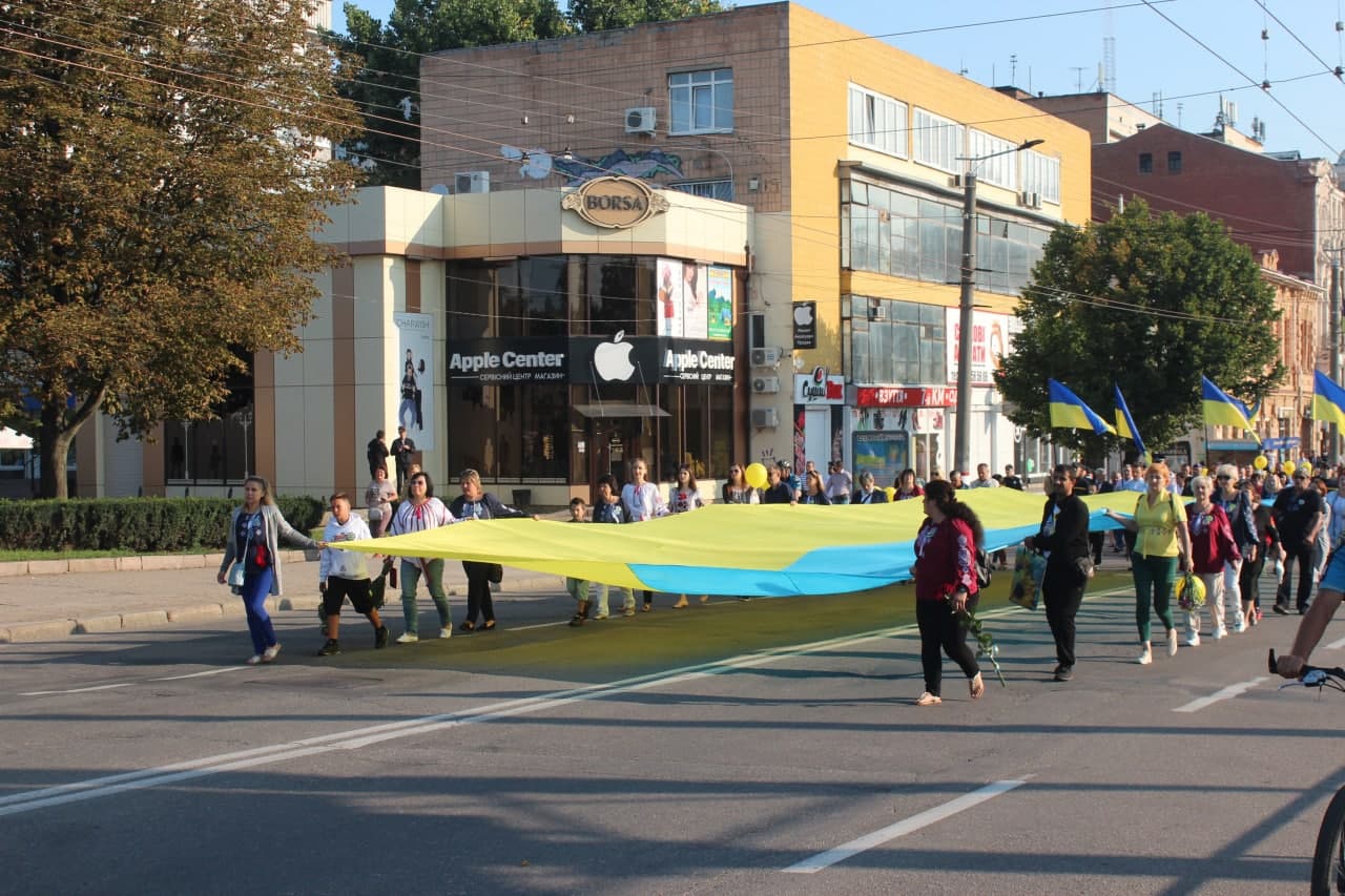 У Кропивницькому містяни пронесли прапор України від центру до Фортечних Валів (ФОТО)