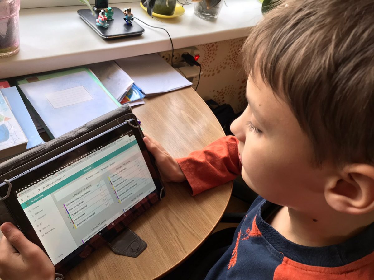 В Помічнянській школі повністю відмовились від паперових класних журналів