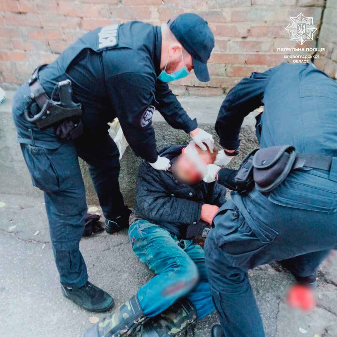 У Кропивницькому поліцейські надали допомогу чоловіку, який травмував голову