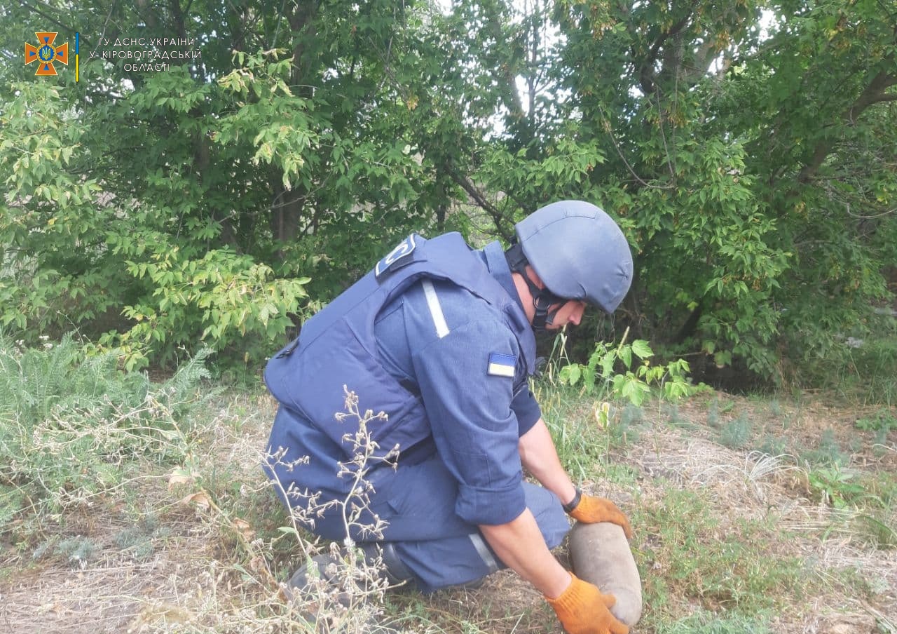 Рятувальники Кіровоградщини знищили два снаряди часів Другої світової (ФОТО)