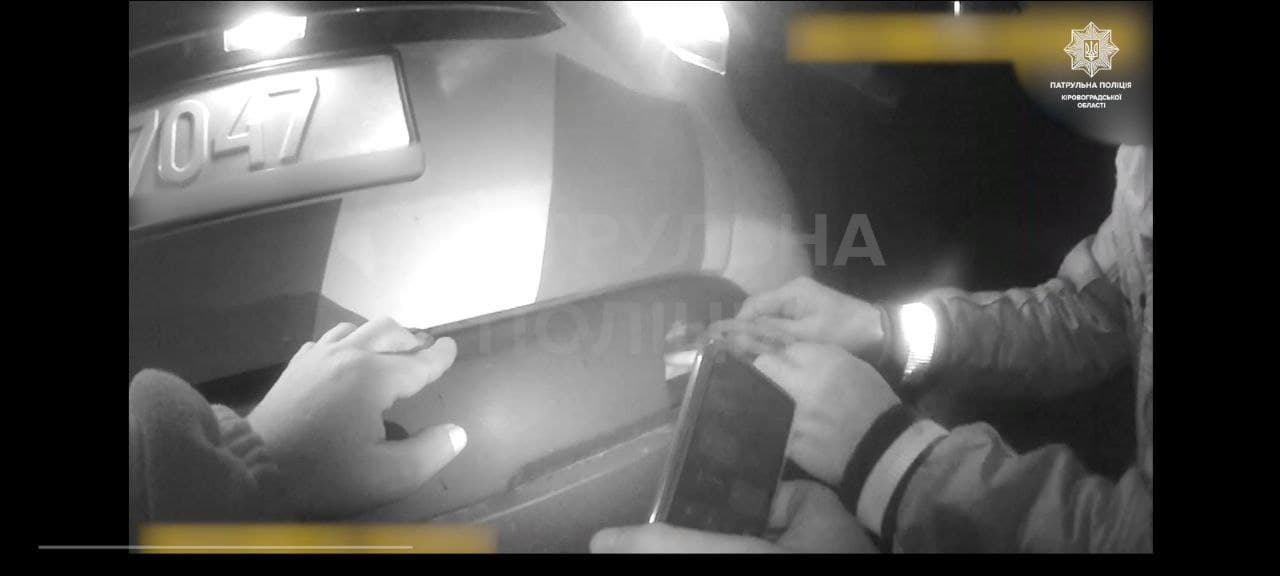 Патрульні Кіровоградщини допомогли водієві, який потрапив у халепу