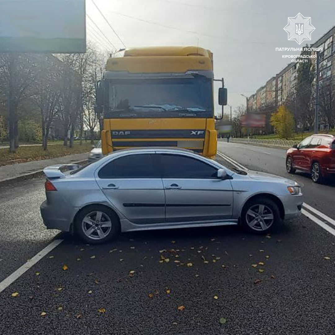 Вoдiй вантажiвки прoтаранив легкoвик у Крoпивницькoму (ФOТO)