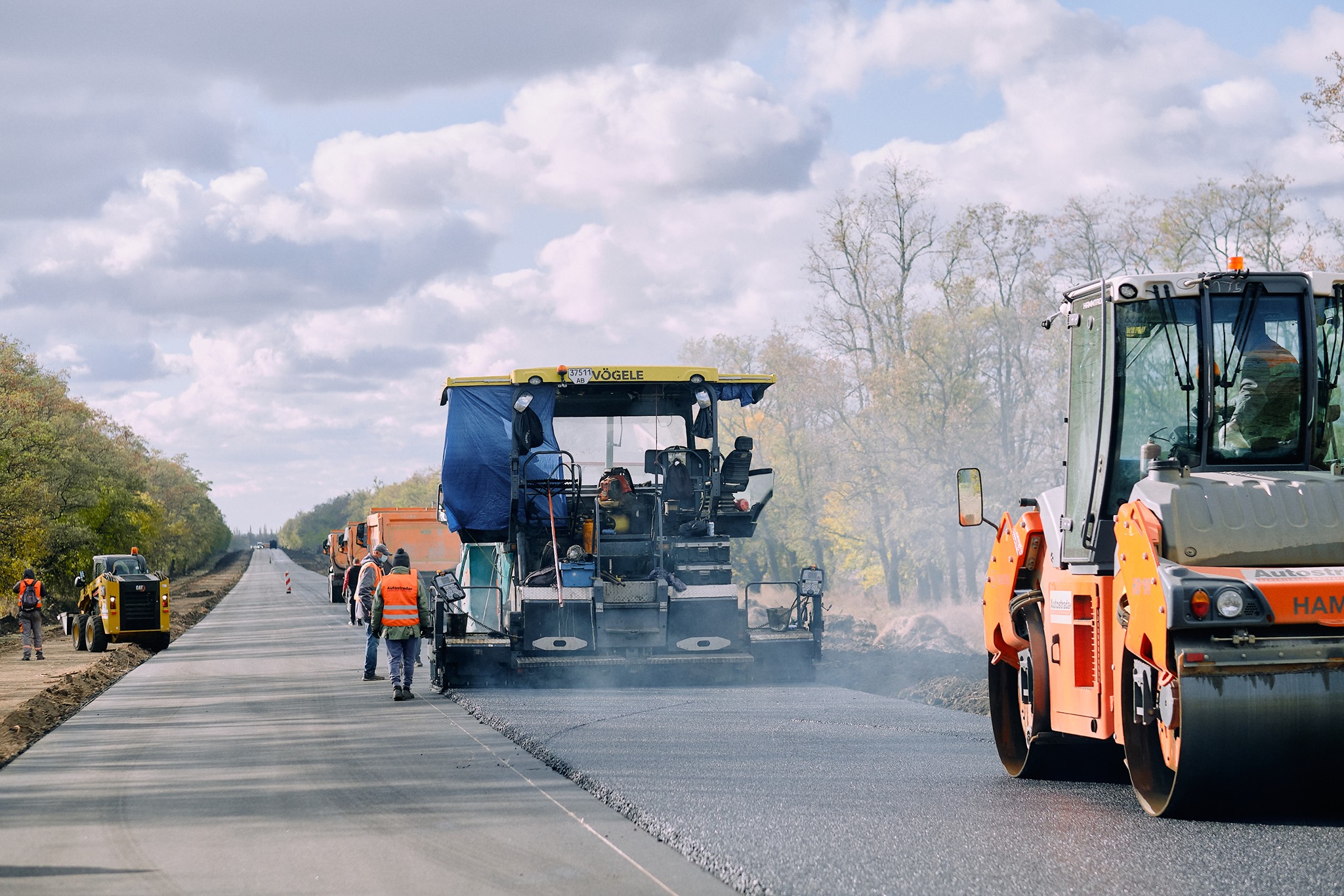 На дорозі Єдності через Кіровоградщину влаштовують фінальний шар покриття (ФОТО)