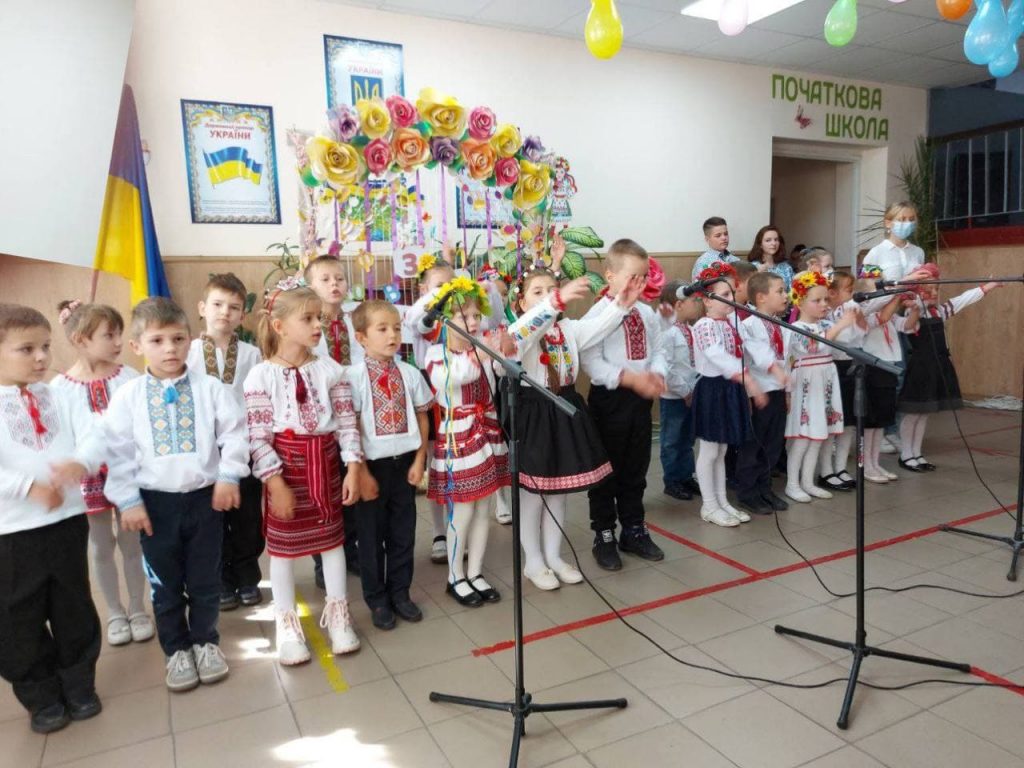 Депутат від ВО “Батьківщина” зробив подарунок вчителям