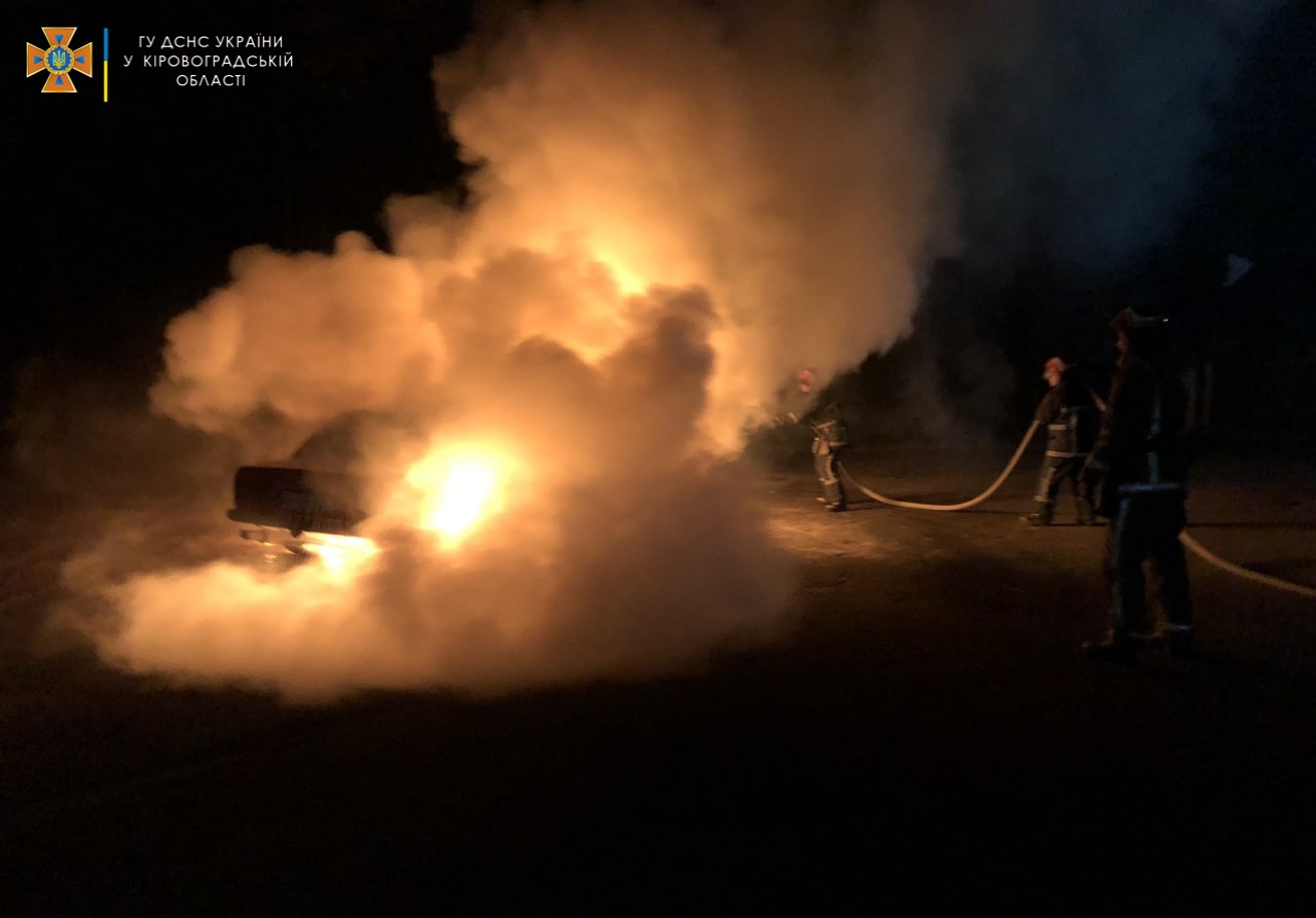 На Кіровоградщині не пощастило власникам легковика та комбайна