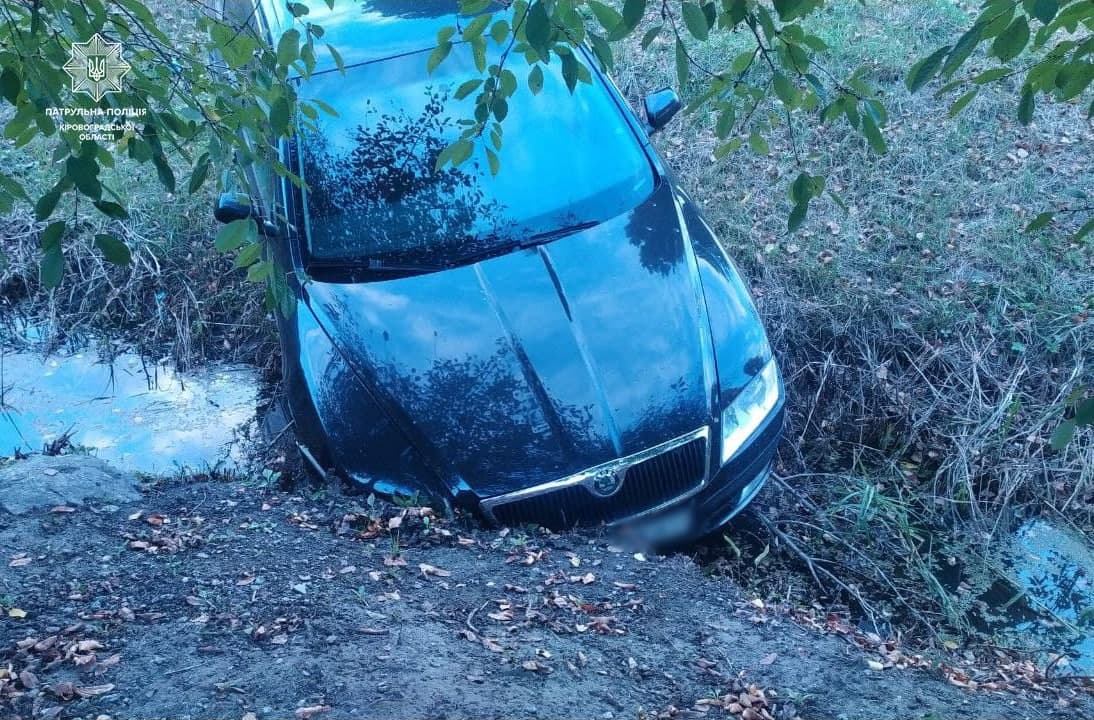 Skoda через ДТП потрапила у багнюку в Кропивницькому (ФОТО)