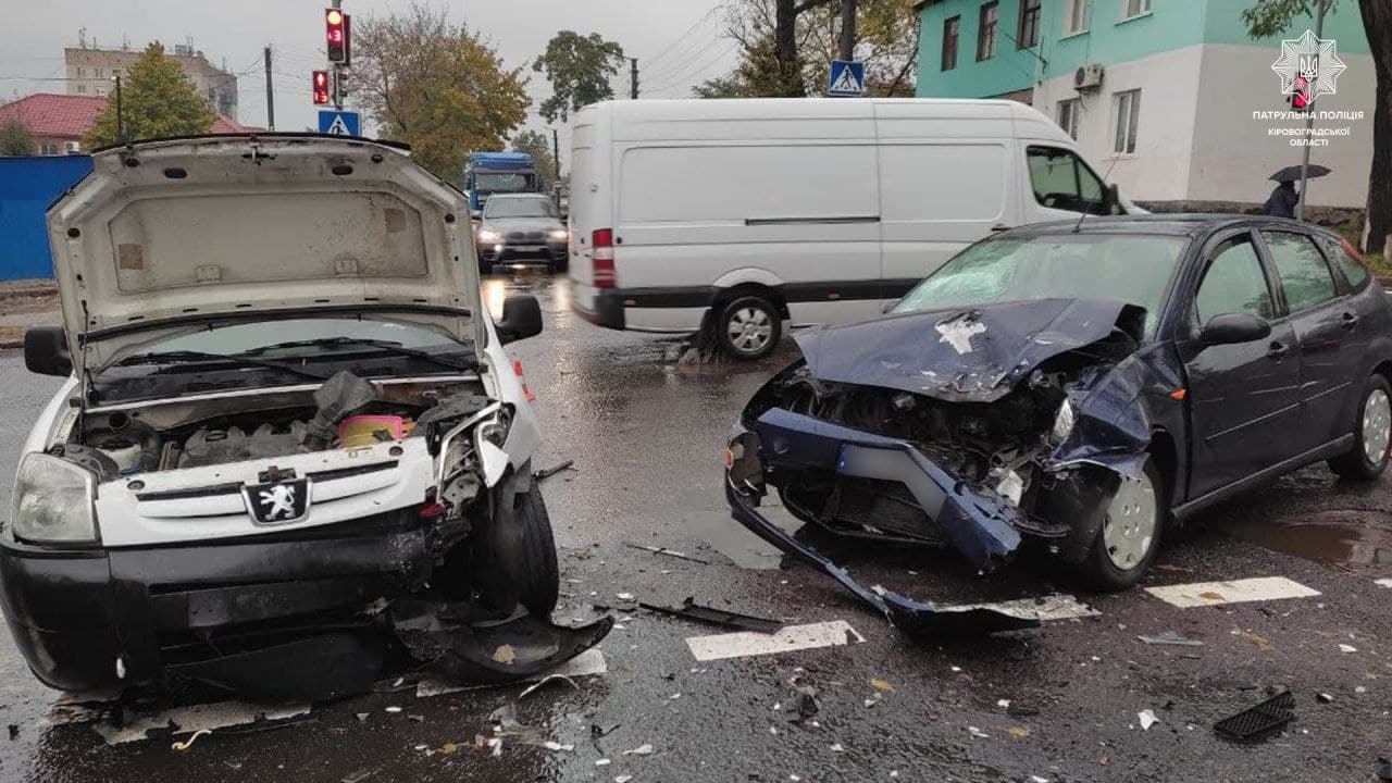 Аварія за участю Ford і Peugeot  сталася у Кропивницькому (ФОТО)