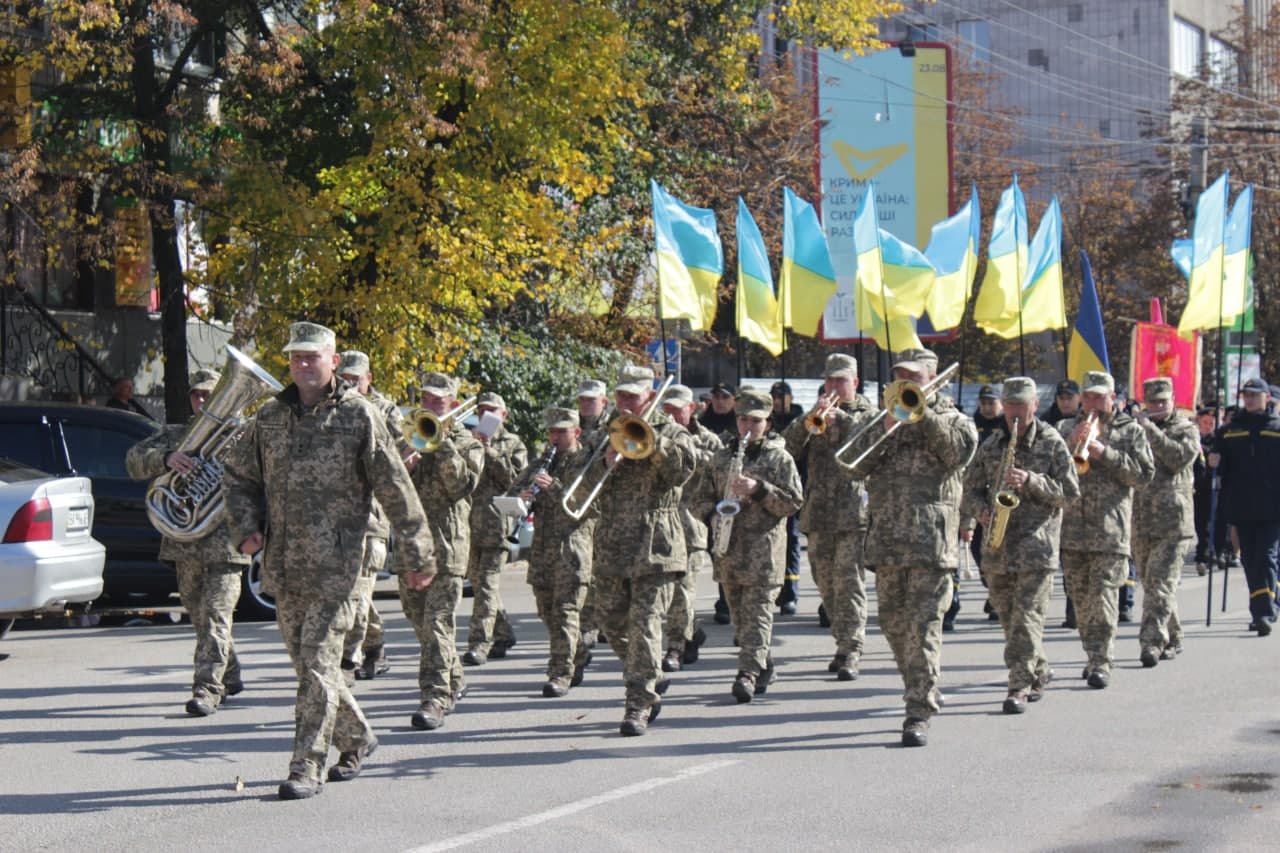Військові, правоохоронці та рятувальники пройшлися ходою у Кропивницькому (ФОТО)