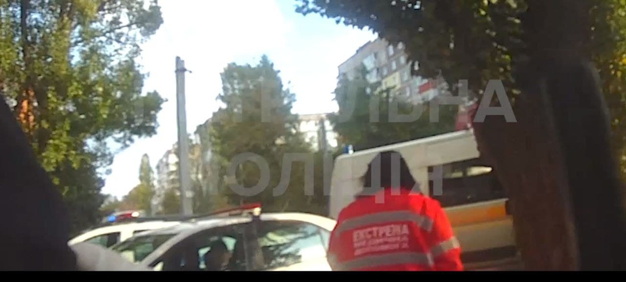 У Кропивницькому чоловік вийшов з магазину та впав