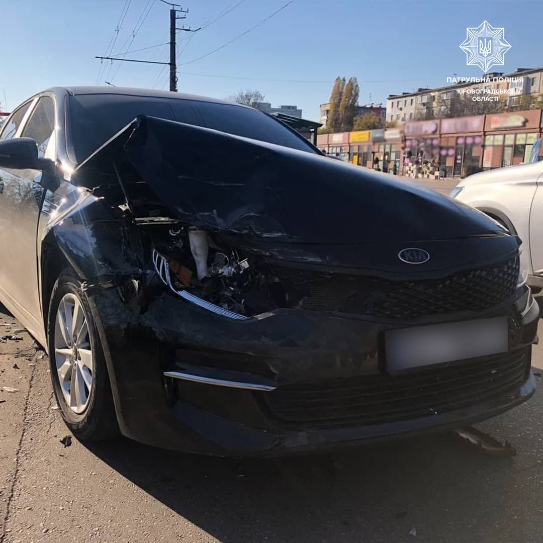 ДТП мiж Kia та Porsche сталася у Кропивницькому (ФОТО)