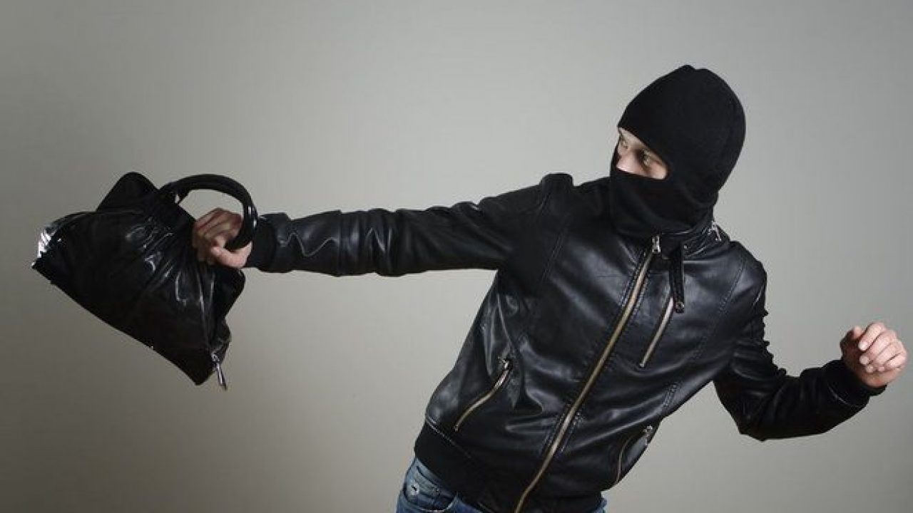 У Кропивницькому неповнолітній зірвав сумку з плеча перехожої