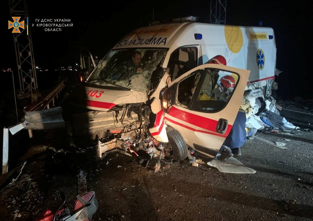 На Кіровоградщині у ДТП постраждав водій “швидкої” (ФОТО)