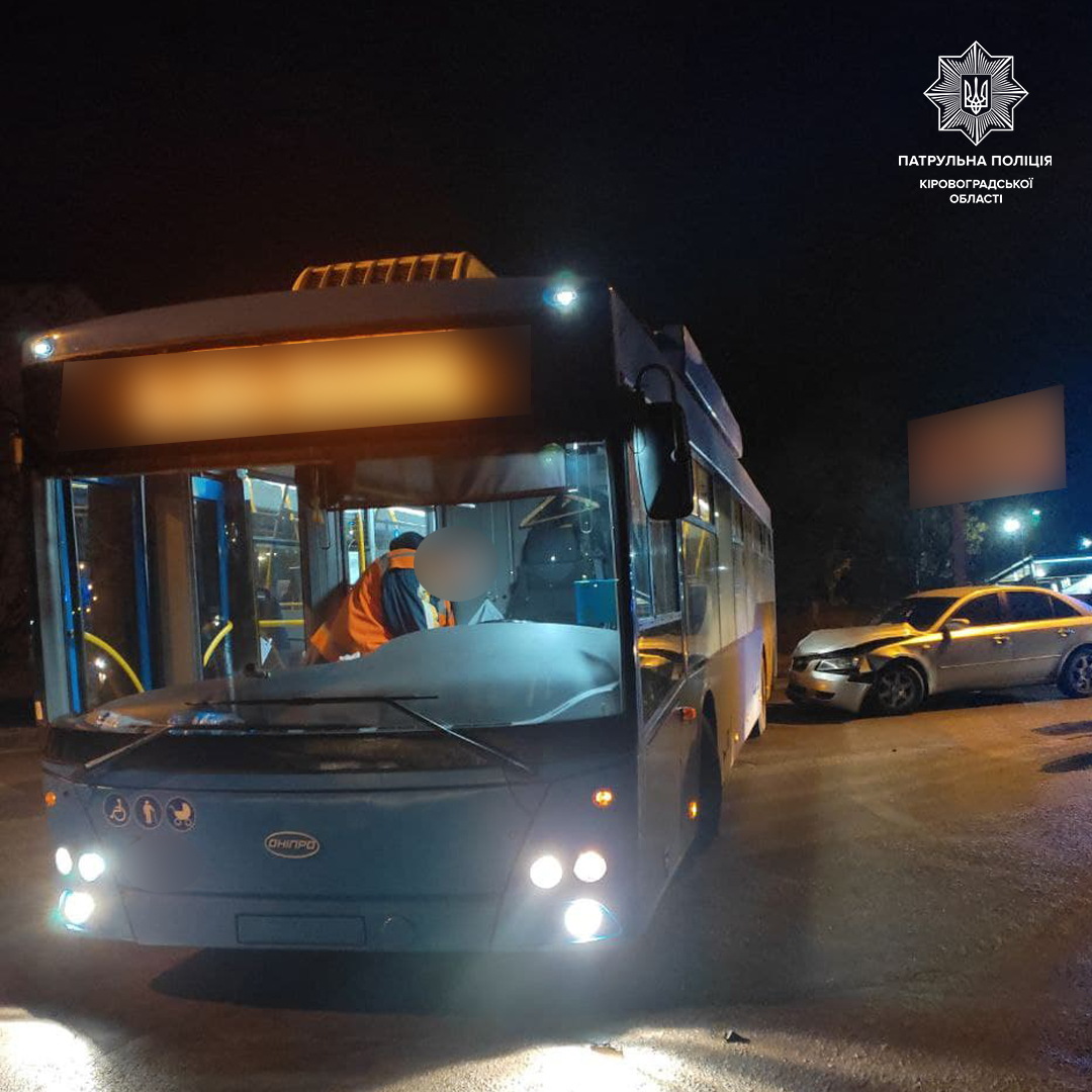 У Кропивницькому водiй Hyundai так поспiшав, що не помiтив тролейбус (ФОТО)