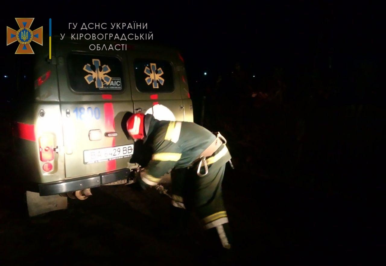 На Кіровоградщині швидка застрягла у багнюці (ФОТО)