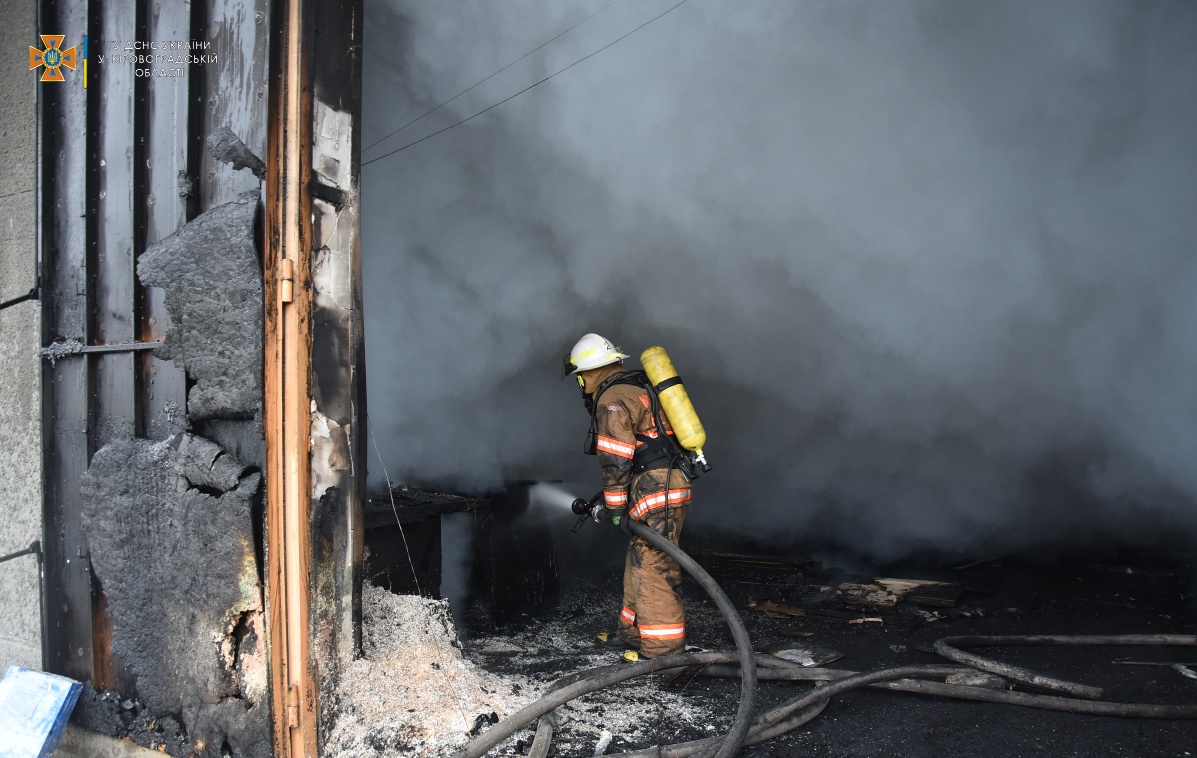 Пожежу складу у Кропивницькому гасили більше двох годин (ФОТО)