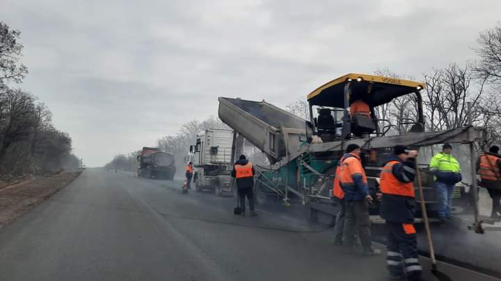 На Кіровоградщині дорожники працюють без перерви на вихідні (ФОТО)