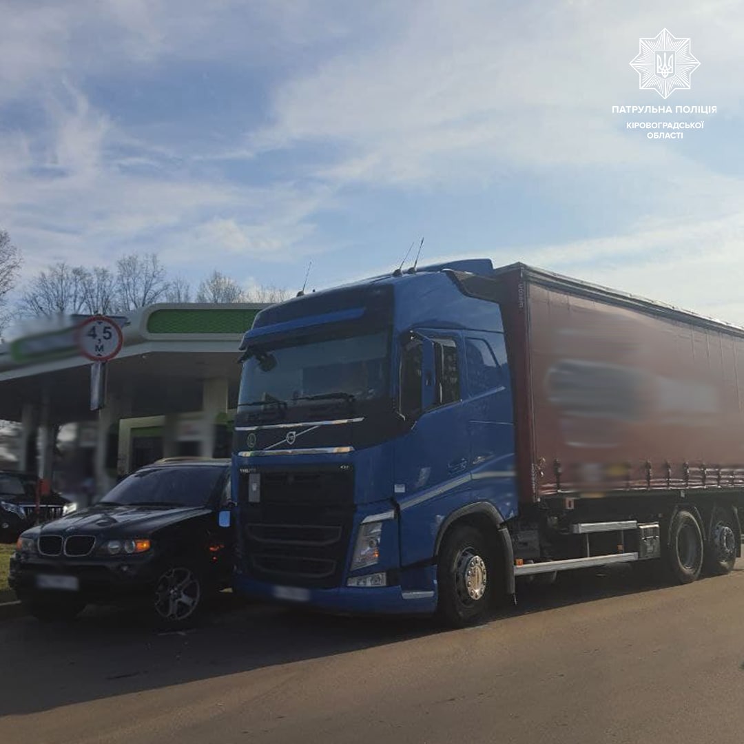 У Кропивницькому зіткнулися BMW та фура (ФОТО)