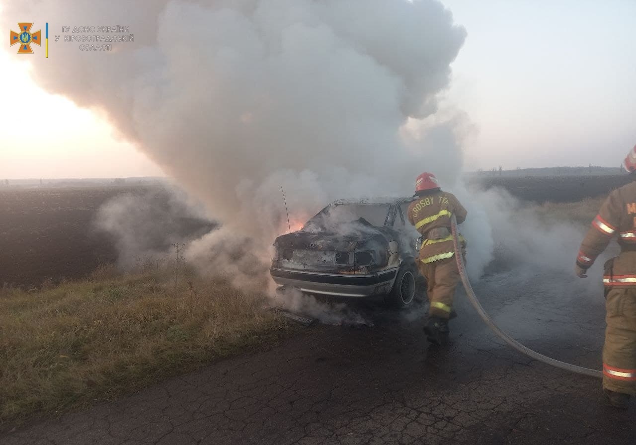 На Кіровоградщині згоріли три автівки та мотоцикл (ФОТО)
