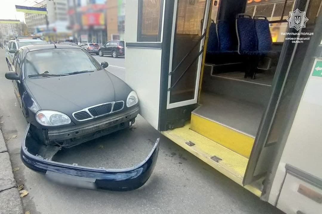 У Кропивницькому водій Daewoo не поділив дорогу з тролейбусом